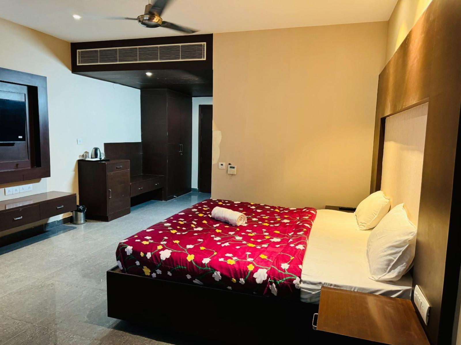 The Pearl Hotel Sirsa Exterior foto